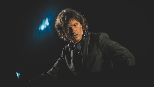 Hernán Cattáneo y sus bandejas. Del otro lado, nada menos que el Teatro Colón.