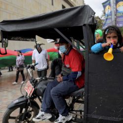 Una familia de recicladores participa en una protesta en demanda de protección del gobierno durante el Día del Reciclador en Bogotá el 1 de marzo de 2021. | Foto:AFP