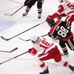 Patrick Kane # 88 de los Chicago Blackhawks dispara contra Thomas Greiss # 29 de los Detroit Red Wings de los Detroit Red Wings para anotar el gol 400 de su carrera en el tercer período en el United Center el 28 de febrero de 2021 en Chicago, Illinois. | Foto:AFP