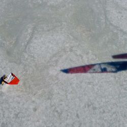 012Una foto aérea tomada el 28 de febrero de 2021 muestra a surfistas sobre hielo patinando a través del mar Báltico helado frente a la costa de Helsinki. ¿Qué hacer si eres un entusiasta del windsurf en un país donde el mar se congela durante meses del año? Para un grupo de finlandeses, la respuesta es equipar las tablas de vela con patines y lanzarse al hielo, alcanzando velocidades de hasta 100 km / h (62 mph) en un deporte en auge que solo se puede practicar en un puñado de lugares del mundo. | Foto:AFP