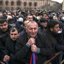 Los partidarios del primer ministro armenio Nikol Pashinyan escuchan su discurso durante un mitin en la Plaza de la República en el centro de Ereván el 1 de marzo de 2021. Nikol Pashinyan dijo el 1 de marzo que estaba listo para convocar elecciones anticipadas para sacar al país de una crisis política que siguió la guerra del año pasado con Azerbaiyán | Foto:AFP