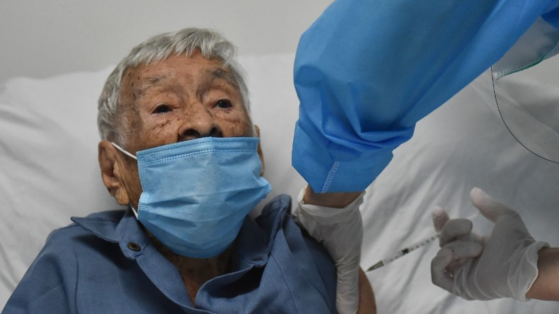 Dalia Patino, 103, is inoculated with a vaccine against Covid-19, at the San Miguel nursing home in Cali, Colombia, on February 25, 2021. Luis ROBAYO / AFP