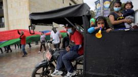 Una familia de recicladores participa en una protesta en demanda de protección del gobierno durante el Día del Reciclador en Bogotá el 1 de marzo de 2021.