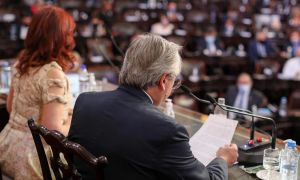 Ruidoso cacerolazo contra Alberto Fernández tras su discurso en Asamblea Legislativa