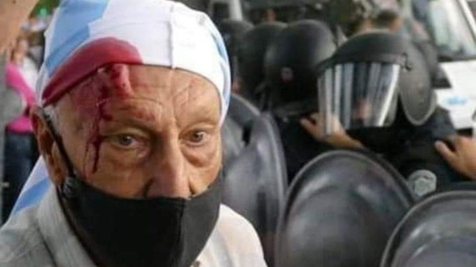 Un grupo de jubilados fue agredido en la quinta presidencial en la marcha contra el Gobierno.