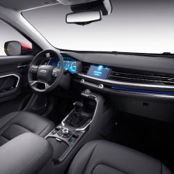 La nueva generación del Haval H6 exhibe líneas externas actualizadas con rasgos de personalidad bien marcados. En el interior se destaca el espacio confortable, los contornos fluidos y la elegancia del cuero en asientos y volante.