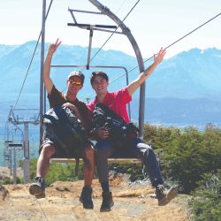 En el Cerro Perito Moreno caminatas, parque aéreo y cabalgatas en la temporada estival; esquí y otras actividades de nieve en la invernal.