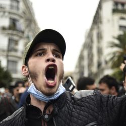 Manifestantes argelinos marchan durante una protesta contra el gobierno convocada por estudiantes argelinos.  | Foto:AFP