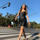 Pampita lució su pancita de cinco meses con un vestido negro y producción en las calles de Buenos Aires