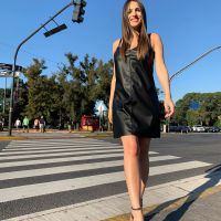 Pampita lució su pancita de cinco meses con un vestido negro y producción en las calles de Buenos Aires