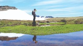 En el Cerro Perito Moreno caminatas, parque aéreo y cabalgatas en la temporada estival; esquí y otras actividades de nieve en la invernal.