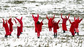 Mujeres vestidas de rojo bailan sosteniendo tulipanes rojos mientras dan la bienvenida a la primavera meteorológica durante una protesta contra los resultados de las elecciones presidenciales de Bielorrusia cerca de la aldea de MalojeZapruddzie.