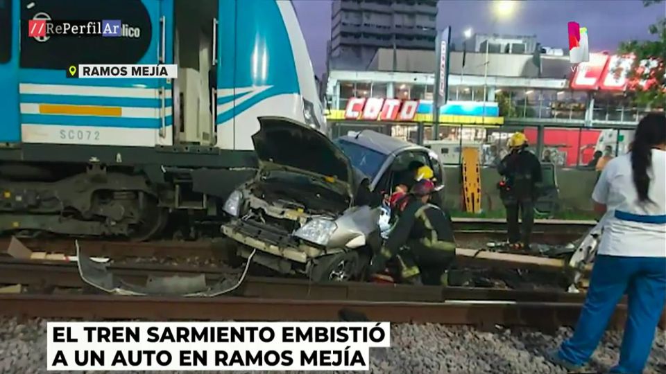 El tren Sarmiento embistió un automóvil