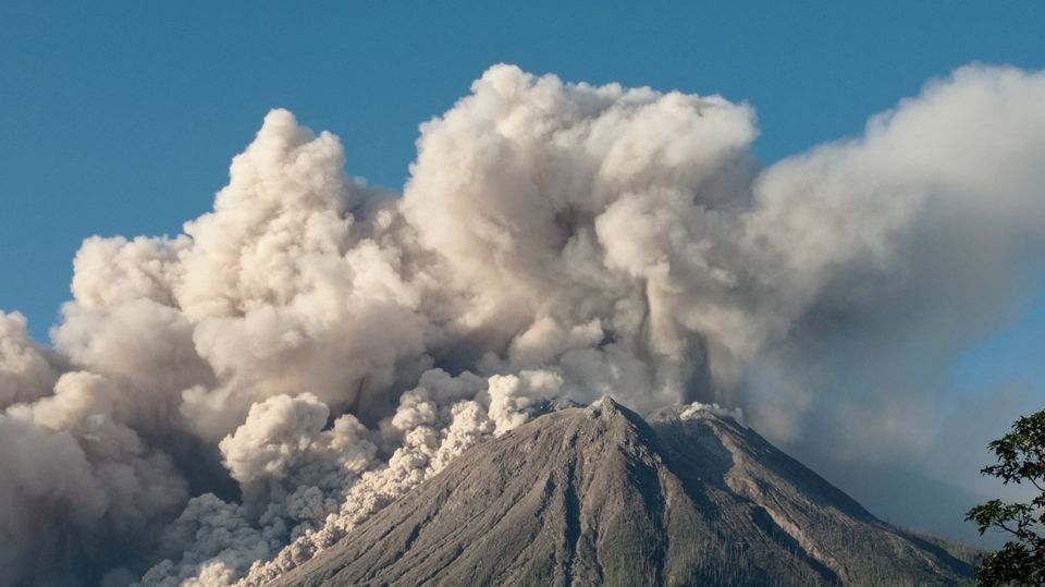 Las impactantes fotos del volc n Sinabung  que erupcion  en 