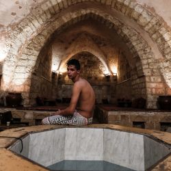 Un hombre palestino se relaja en el antiguo Hamam Al-Samra, un baño de vapor turco tradicional, en la ciudad de Gaza. | Foto:AFP