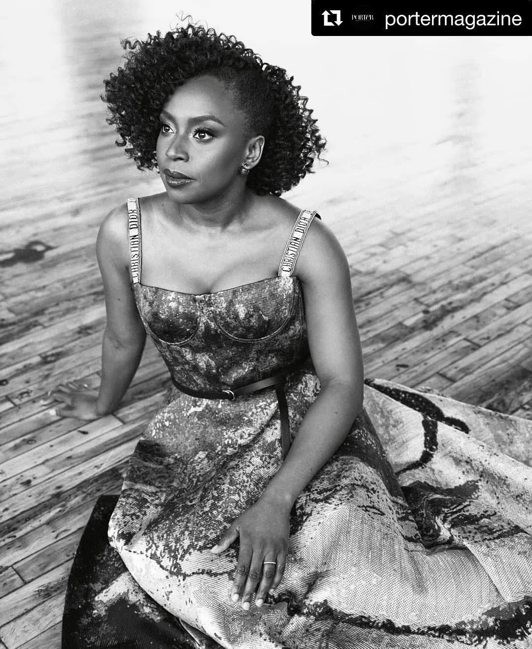 Quién es Chimamanda Ngozi Adichi, la escritora feminista elegida por Beyoncé