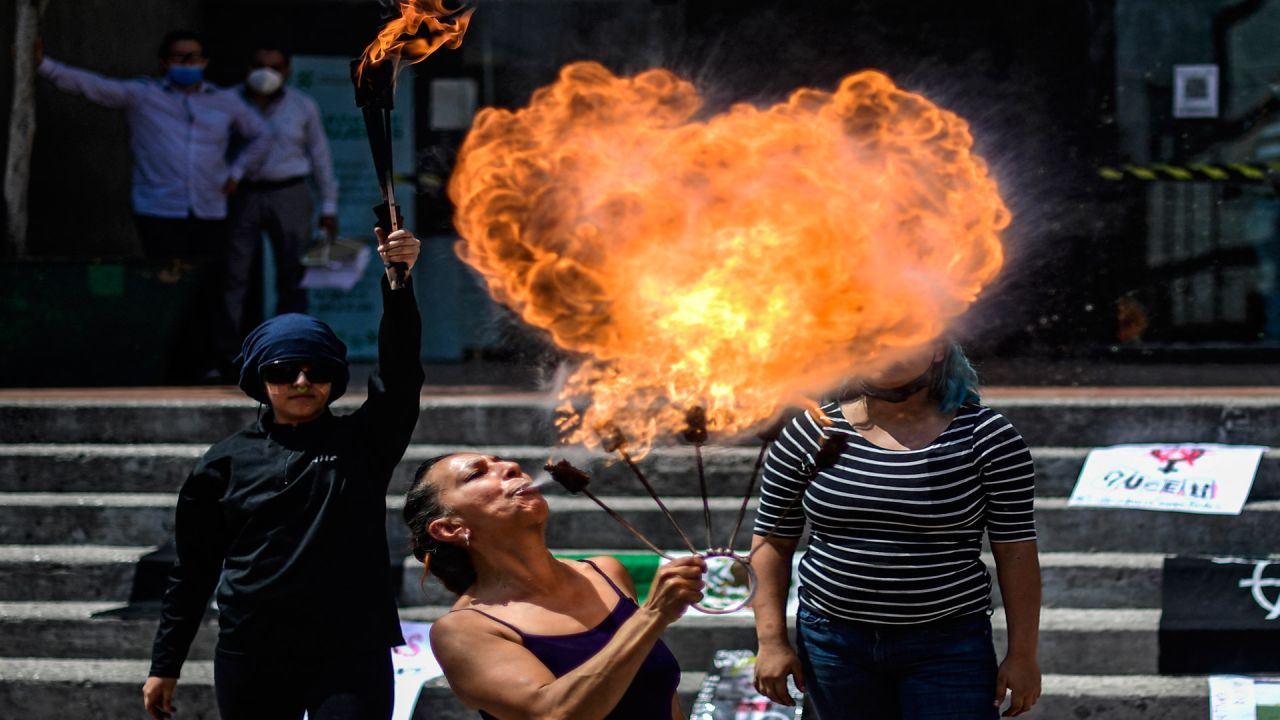 Mujeres actúan durante una protesta por la eliminación de la violencia contra la mujer, frente a la Oficina de Investigación de la Alcaldía de Cuauhtémoc en la Ciudad de México. | Foto:AFP