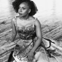 Quién es Chimamanda Ngozi Adichi, la escritora feminista elegida por Beyoncé