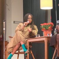 Quién es Chimamanda Ngozi Adichi, la escritora feminista elegida por Beyoncé