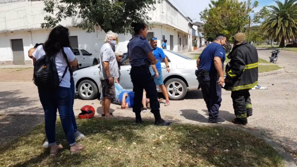 Un motociclista murió tras chocar con el auto que conducía su padre 2021030