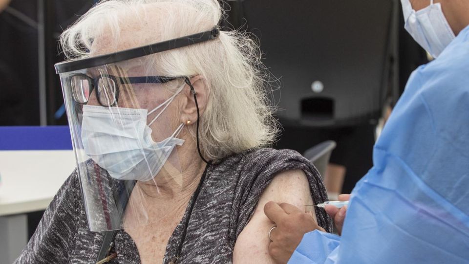 personas mayores vacunandose 20210303