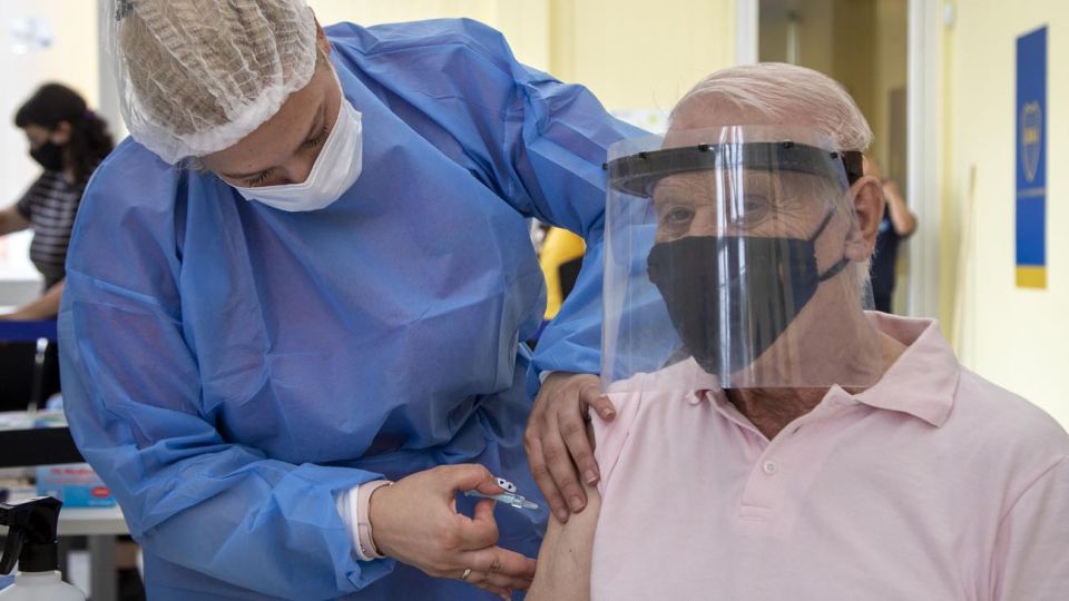personas mayores vacunandose 20210303