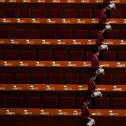 Los asistentes se preparan antes de la ceremonia de apertura de la Conferencia Consultiva Política del Pueblo Chino (CCPPCh) en el Gran Palacio del Pueblo en Beijing.  | Foto:AFP