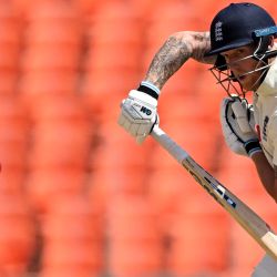 Ben Stokes de Inglaterra juega un tiro en el primer día del cuarto partido de cricket de prueba entre India e Inglaterra en el estadio NarendraModi en Motera. | Foto:AFP