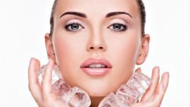 Atención: Esta foto es a modo ilustrativo porque el hielo jamás se aplica directamente sobre la piel, sino envuelto en un paño para evitar quemaduras.