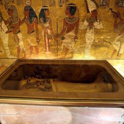 Los especialistas están buscando las momias de la reina Nefertiti y su hija Ankhesenamun mediante el uso de tecnologías y análisis de ADN.