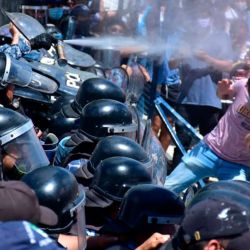 Provincial police officers in Formosa clash with demonstrators.