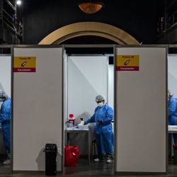 Trabajadores de la salud administran la vacuna desarrollada por Sinopharm de China contra COVID-19 en el recinto ferial La Rural, en Buenos Aires, en medio de la pandemia del nuevo coronavirus. | Foto:AFP