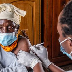 Una anciana recibe la primera inyección de la vacuna Oxford AstraZeneca Covid-19 en el MuyumbuHealth Center en Rwamagana, East Kigali. | Foto:AFP