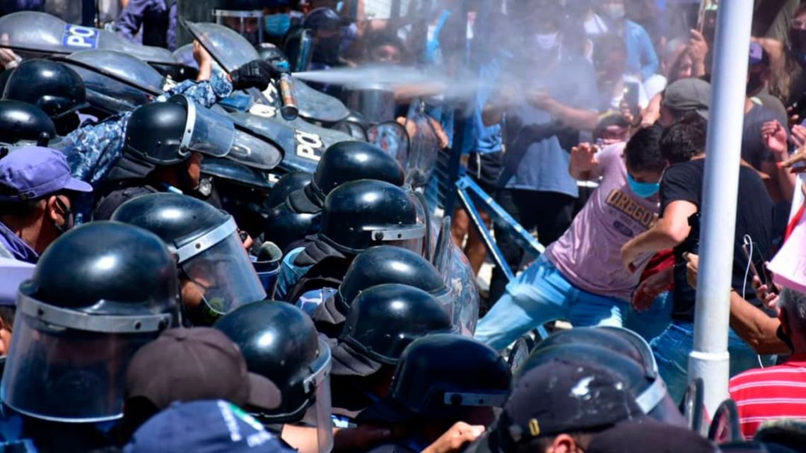 Provincial police officers in Formosa clash with demonstrators.