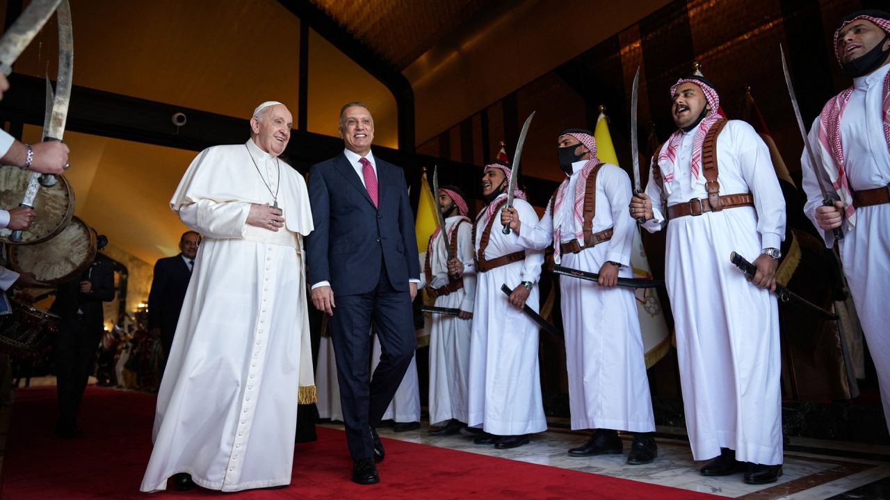 1El primer ministro de Irak, Mustafa al-Kadhemi, da la bienvenida al Papa Francisco en la Sala VIP del Aeropuerto Internacional de Bagdad. | Foto:AFP