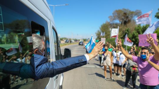 El presidente Alberto Fernández saluda a simpatizantes oficialistas en Mendoza. Enlace: