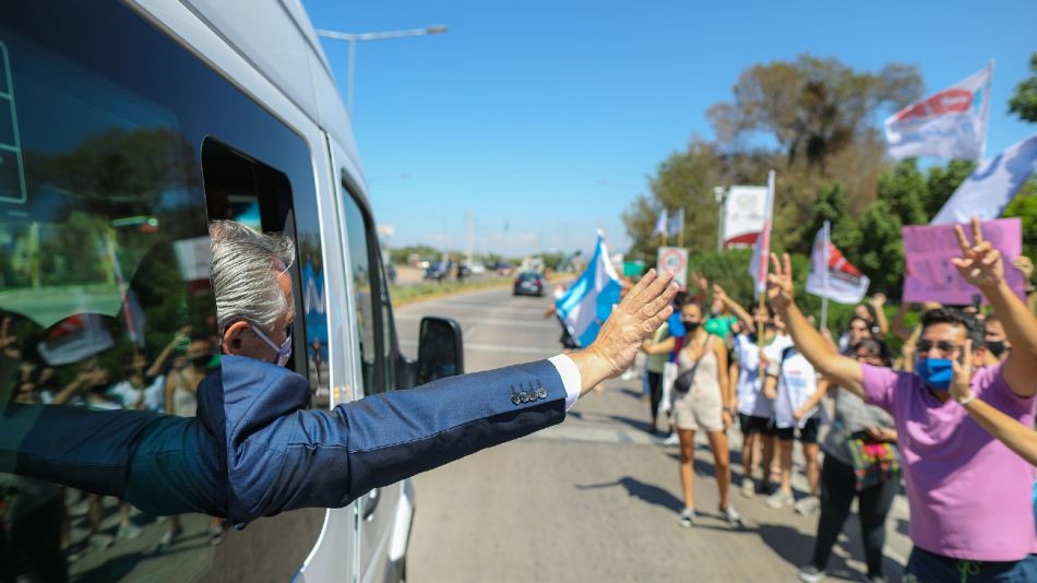 El presidente Alberto Fernández saluda a simpatizantes oficialistas en Mendoza.