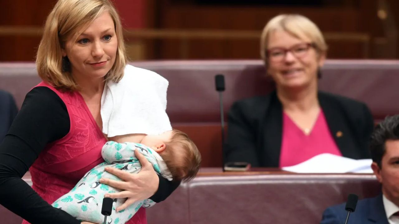 Larissa Waters amamantando durante una sesión en el senado autraliano.  | Foto:CEDOC