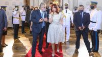 Comunicar. Ella, sin barbijo ¿por qué?.