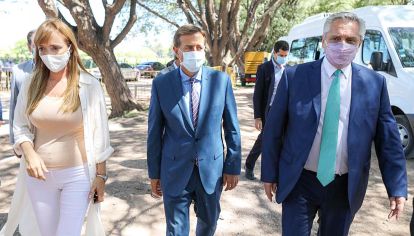 Escolta. El gobernador Suárez y la senadora Fernández Sagasti recibieron al presidente Fernández.