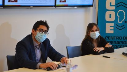 EQUIPO. Cardozo y Barbás fueron los encargados de presentar los reportes epidemiológicos semanales en la provincia durante el 2020.