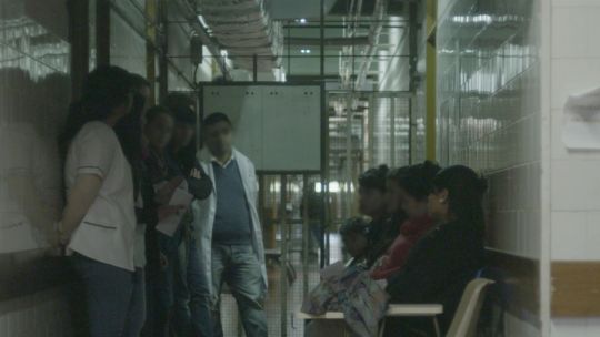 Personas aguardan en el interior del Hospital Paroissien, localizado en Isidro Casanova