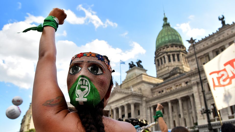 Mujeres y diversidades en movilizaciones masivas para conmemorar el 8M.