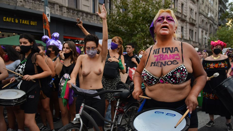 Mujeres y diversidades en movilizaciones masivas para conmemorar el 8M.