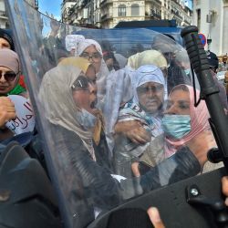 Las mujeres argelinas corean consignas durante una protesta antigubernamental en la capital. | Foto:Ryad Kramdi / AFP