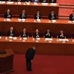Zhang Jun (abajo), procurador general de la Fiscalía Suprema del Pueblo, se inclina ante los líderes y delegados chinos antes de entregar su informe de trabajo durante la segunda sesión plenaria de la Asamblea Popular Nacional (APN) en el Gran Palacio del Pueblo en Beijing. | Foto:Noel Celis / AFP