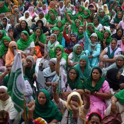 Mujeres de los estados vecinos de Punjab y Haryana se reúnen para unirse a los agricultores que continúan protestando contra las recientes reformas agrícolas del gobierno central en la frontera de Tikri en Nueva Delhi. | Foto:Idrees Mohammed / AFP
