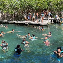 Los turistas disfrutan de la isla Holbox, México. - Holbox es famosa por su gran congregación de tiburones ballena y como destino ideal para los amantes de la naturaleza. | Foto:Daniel Slim / AFP