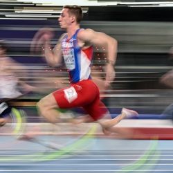 Los atletas, incluido el serbio Aleksa Kijanovic, compiten durante una serie masculina de 60 metros en el Campeonato de Europa de Atletismo en pista cubierta de 2021 en Torun. | Foto:Andrej Isakovic / AFP