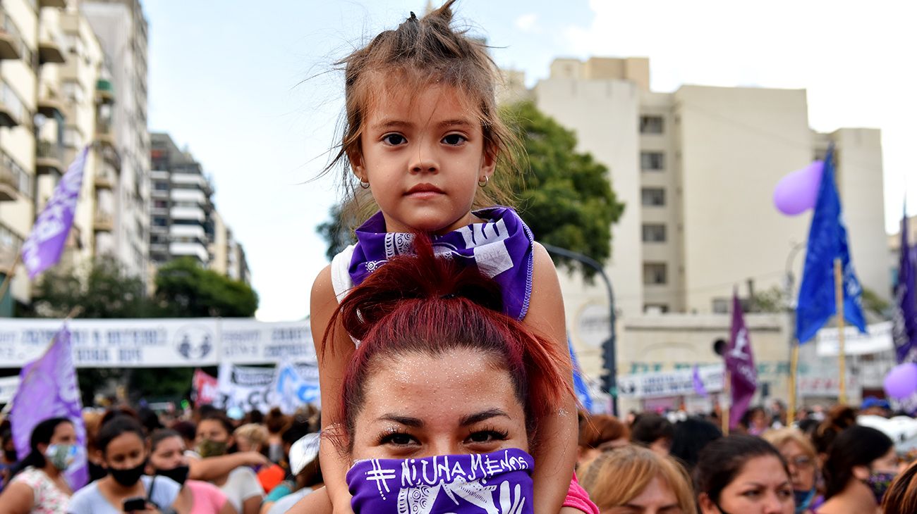 Mujeres y diversidades en movilizaciones masivas para conmemorar el 8M.